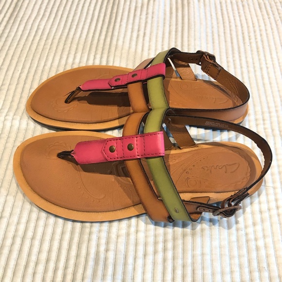 Clarks tan thong sandal double strapped with side closure size 6 - Picture 6 of 7